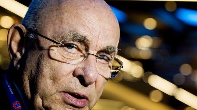 Van Praag kritisch op houding FIFA bij aantrekken Van Basten