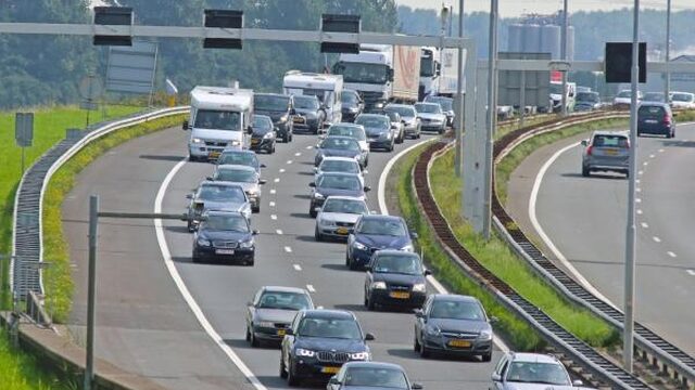 Feit of Fictie: Minder uitstoot bij het rijden van 100 km/h