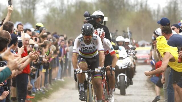 Sagan wint Parijs-Roubaix in regenboogtrui | NPO Radio 1