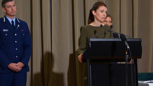 Premier Ardern zegt sorry voor fouten in aanloop aanslagen Christchurch