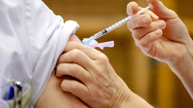 De Jonge verkijkt zich op levering vaccins, vertraging waarschijnlijk