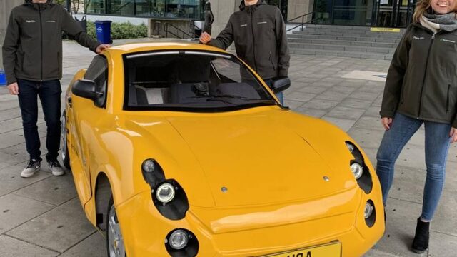 Studenten presenteren een elektrische auto, gemaakt van gerecycled plastic
