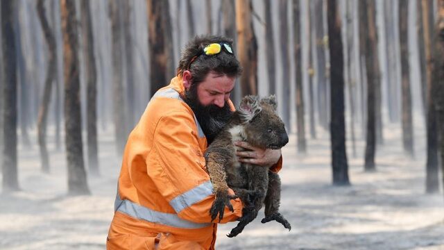 Naaktmodel haalt miljoen op voor Australië: 'Hitte bestrijden met hitte, het heeft wat poëtisch'