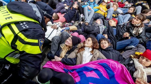 'Je bent geen held als je jezelf vastlijmt'