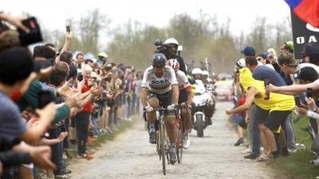 Sagan wint Parijs-Roubaix in regenboogtrui