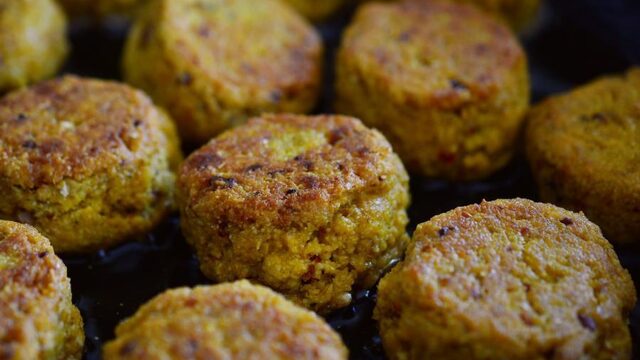 Spinaziepulp in falafel om verspilling tegen te gaan
