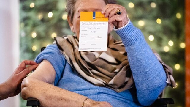 In verpleeghuizen mogen bewoners weer twee bezoekers ontvangen, in plaats van één