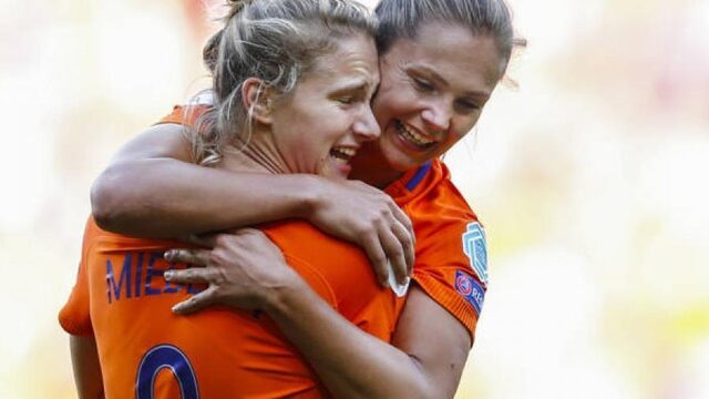 Voetbalvrouwen op WK tegen Canada