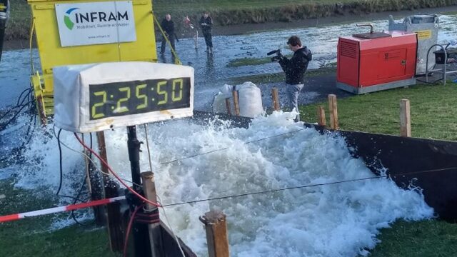 Een dijk testen met een nepstorm