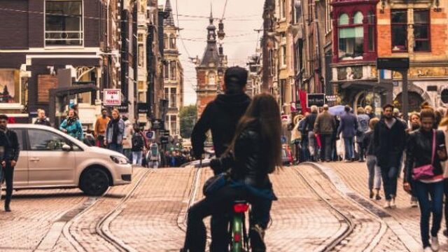 Nederlanders beheersen de Engels taal weer het best
