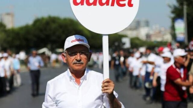 Turkse oppositieleider Kilicdaroglu in 'Mars voor Gerechtigheid'