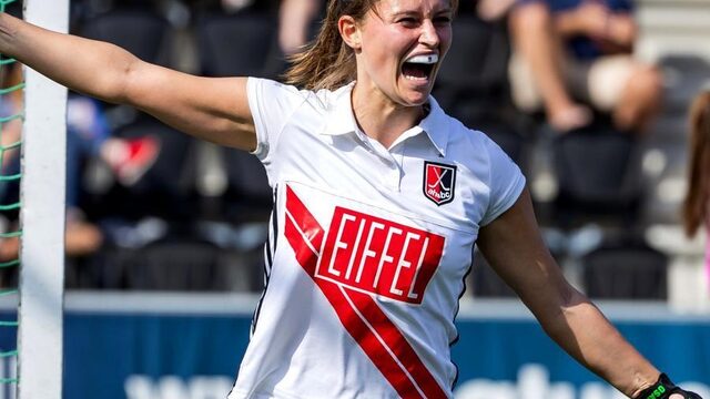 Hockeyster Jonker deed alsof ze geblesseerd was om haar zwangerschap nog even te verbergen