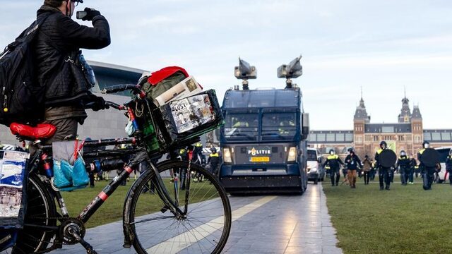 Gevolgen van doxing: dienstwapen en portofoon op het nachtkastje