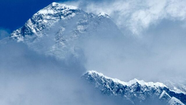 Mount Everest bijna een meter hoger dan voorheen