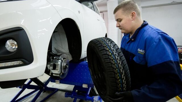 De ene automobilist kan niet zonder, de ander vindt het onzin: hebben we in Nederland winterbanden nodig?