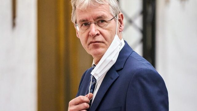 Podcast De Dag: Vragen we te veel van leraren in cartoon-debat?
