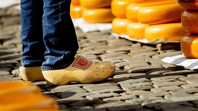 Bright (48) leerde Nederlands door op oer-Hollandse klompen te lopen: 'Iedereen sprak mij aan'