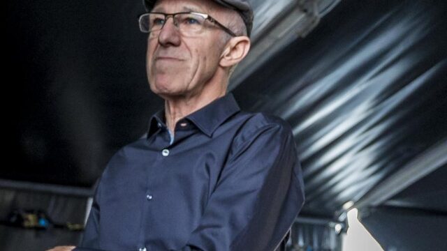 Liedjesschrijver Raymond van het Groenewoud staat alleen op de planken