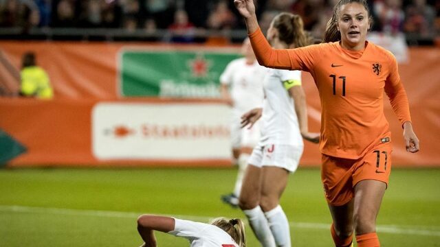 Oranje zet grote stap richting WK na klinkende zege op Zwitserland