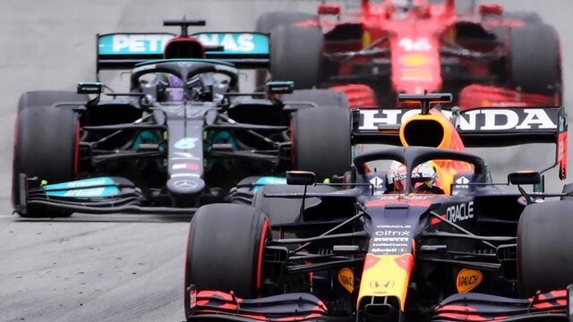 Hamilton wint door betere tactiek dan Verstappen in Barcelona