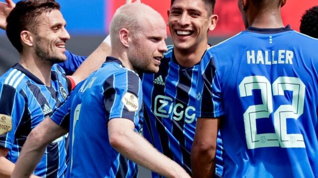 Eigen doelpunten helpen Ajax aan overwinning in klassieker