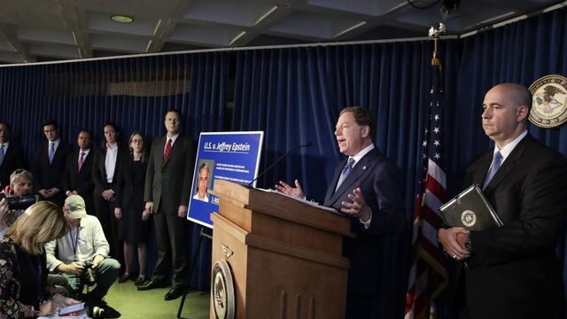 Honderden naaktfoto's van minderjarigen gevonden in huis miljardair Epstein