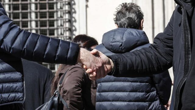 Kabinet: schud geen handen meer, werk in Brabant als het kan thuis