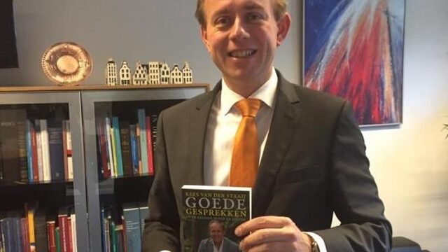 Opnieuw een politicus met een boek, maar wie wil het kopen?