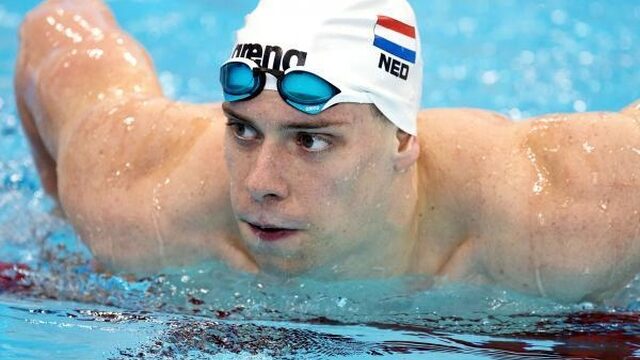 Onderzeeër wint nipt van zwemmer Kyle Stolk
