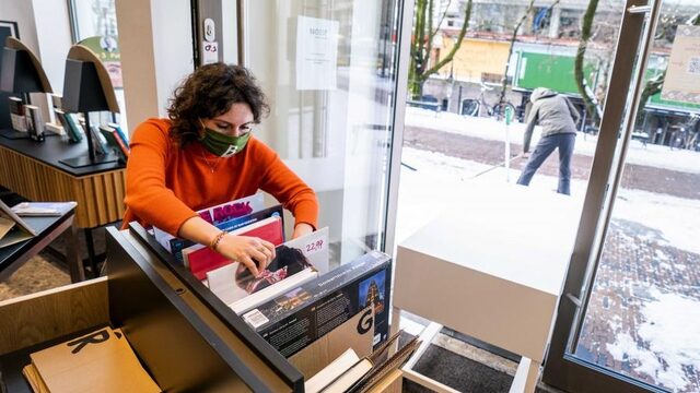 Veel niet-essentiële winkels weer deels open voor afhalen