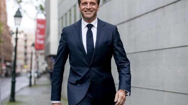 Minister De Jonge stond met een drol in z’n handen