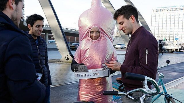 Seksuele voorlichting op school: 'Heel veel scholen beperken zich alleen tot het biologieboek'