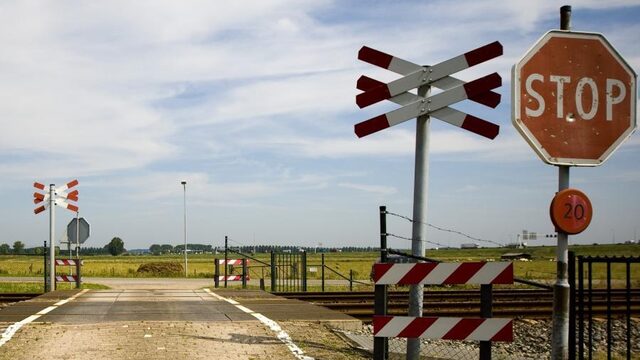 ProRail sluit gevaarlijke spoorwegovergangen niet zonder toestemming gemeenten