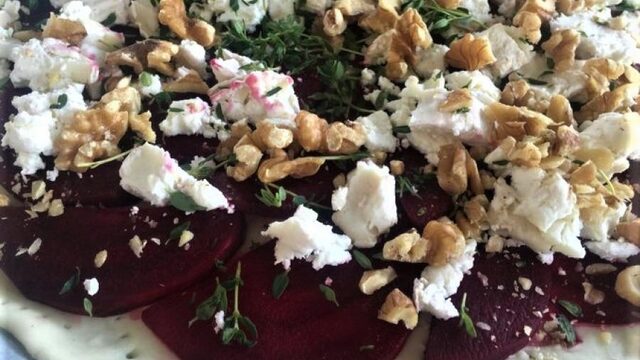 Herfstige hartige taart maken? Probeer biet, geitenkaas en walnoten