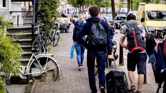 Podcast De Dag: Airbnb casht op beurs, steden staan met lege handen