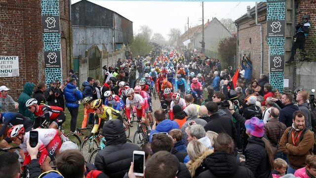 Zelfs in hét café van Parijs-Roubaix is niks te doen