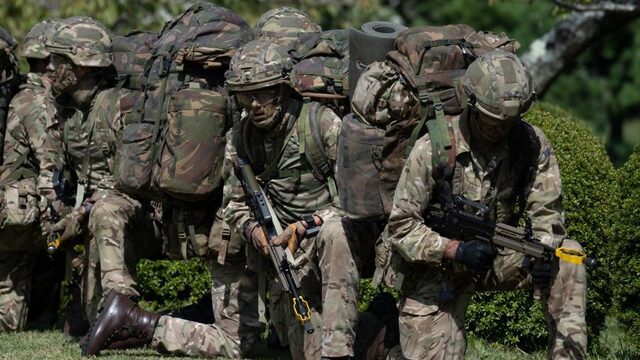 Hoek van Holland overspoeld door Britse militairen