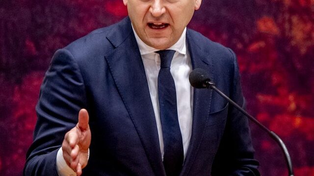 Asscher: 'Bij kerstdrukte moeten winkels eerder dicht'