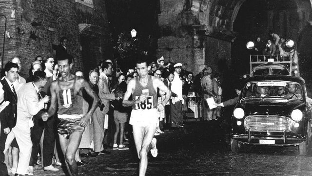 Abebe Bikila werd uitgelachen, maar won de marathon op blote voeten