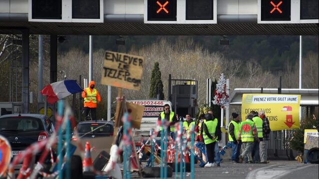 Macron spreekt Frankrijk toe over gele hesjes