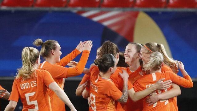 Oranjevrouwen verspelen winst op Frankrijk in doelpuntrijk spektakelstuk