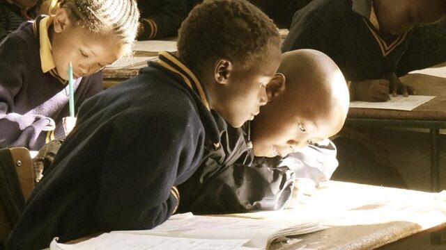 Wereldwijd steeds meer kinderen naar school, maar wat levert het op?