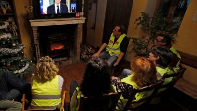 Macron spreekt Fransen toe: minder belastingen, minimumloon 100 euro omhoog