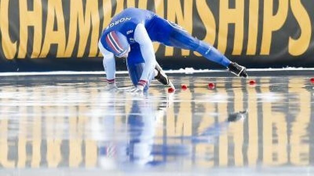 'Hij gaat onderuit!' Zo klonk de bizarre ontknoping bij de WK allround
