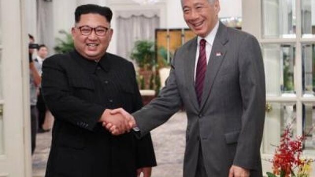 Trump en Kim Jong-un praten eerst twee uur onder vier ogen