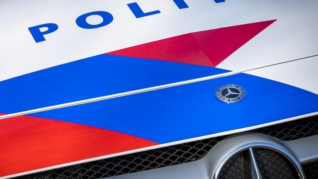 Man ingereden op politie-auto in Amsterdam