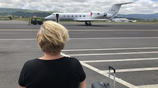 Minister Bijleveld gestrand op de Azoren en hangt voor een dag de toerist uit