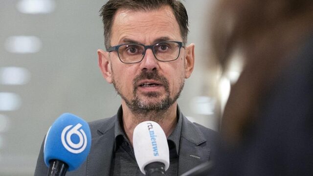 Dag én nacht vaccineren? Rouvoet: 'Als er genoeg vaccin is, zou het kunnen'
