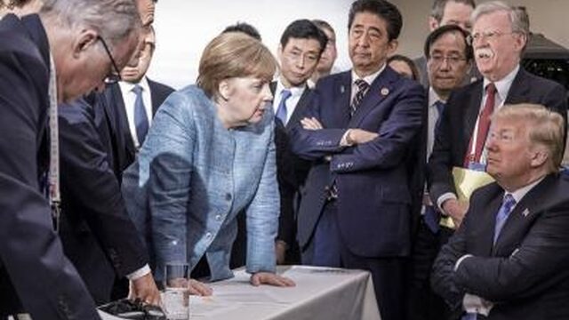 De apenrots van de G7: 'De houding van Merkel is bijna letterlijk die van een chimpansee'