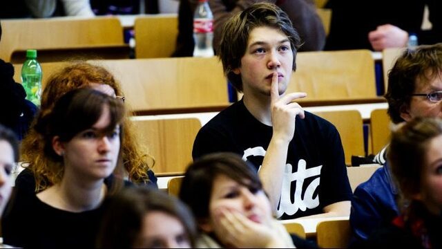 Verengelsing van hoger onderwijs slaat door: 'We springen veel te
